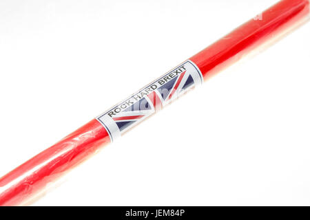 Stick di rock con rock hard brexit scritte in esecuzione attraverso di esso Foto Stock