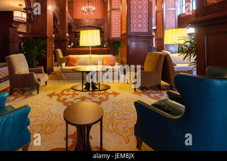 Area salotto per gli ospiti nella lobby dell' hotel Skirvin Hilton hotel nel centro cittadino di Oklahoma City, Oklahoma, Stati Uniti d'America. Foto Stock