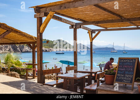 Sunj Beach, una popolare spiaggia di sabbia sulla isola di Lopud, isole Elafiti (Elaphites), costa dalmata, Mare Adriatico, Croazia Foto Stock