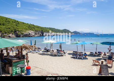 Sunj Beach, una popolare spiaggia di sabbia sulla isola di Lopud, isole Elafiti (Elaphites), costa dalmata, Mare Adriatico, Croazia Foto Stock