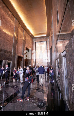 La lobby atrio dell'Empire State Building di New York City STATI UNITI D'AMERICA Foto Stock