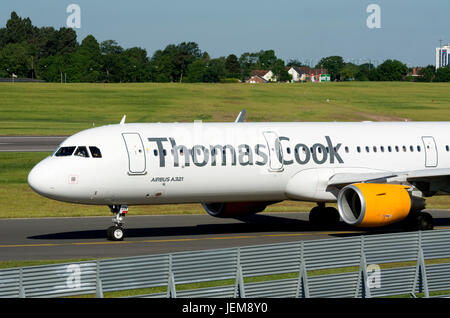 Thomas Cook Airbus A321 in rullaggio a aeroporto di Birmingham, UK (G-TCDN) Foto Stock