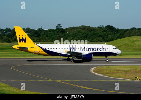 La Monarch Airlines Airbus A320 pronto al decollo all'Aeroporto di Birmingham, UK (G-ZBAH) Foto Stock