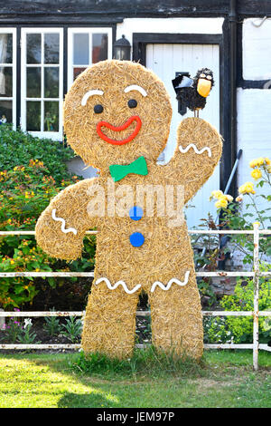 Lifesize gingerbread man di paglia visualizzato sull'erba orlo in Oriente Hagbourne & apparentemente entrato in villaggio spaventapasseri trail per i bambini a trovare Foto Stock