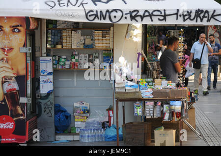 La vita quotidiana in Athinai Street, Atene (Grecia) Foto Stock