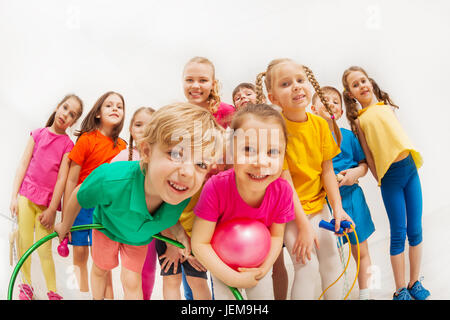 Bambini sportivo e allenatore di ginnastica divertendosi in palestra Foto Stock