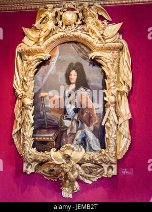 Ritratto di Luigi XIV da Hyacinthe Rigaud Il duomo: impostato in una pesante ed ornato cornice dorata che mostra il re sole in posa con un tubo di telescopio decorato con fleur de lei. Foto Stock