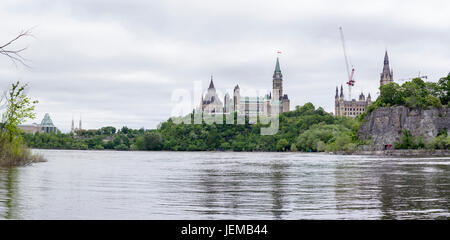 Il Parlamento e la Galleria d'arte da Victoria Island: una vista del centro di Ottawa da monte isola al centro del fiume Ottawa. Foto Stock