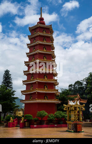 Il Monastero dei Diecimila Buddha, pagoda rossa, in Shatin, Hong Kong Foto Stock