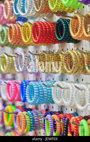 Collezione di moda bracciali multicolore Foto Stock