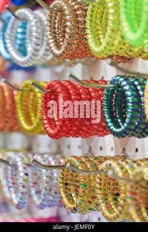 Collezione di moda bracciali multicolore Foto Stock