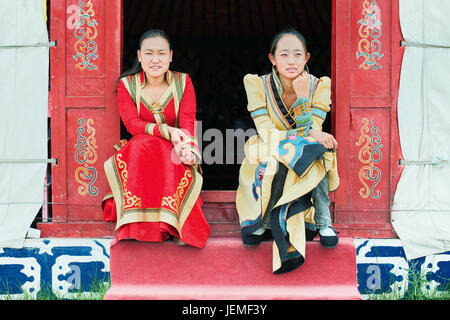 Vestito tradizionale ragazze mongola. Zhangjiakou è una prefettura di livello in città nella provincia di Hebei, confinante a sud-est di Pechino, Mongolia Interna nord. Foto Stock