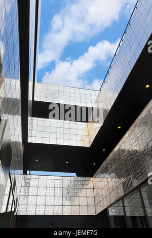 Architettura moderna presso il Villaggio area dello shopping di Sanlitun a Pechino. Il villaggio ha aperto nell'estate 2008, alloggiamento molti nuovi negozi, ristoranti e cinema. Foto Stock