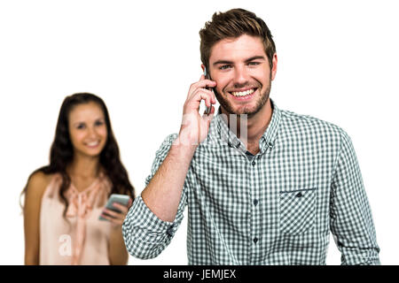 Allegro giovane utilizzando gli smartphone Foto Stock