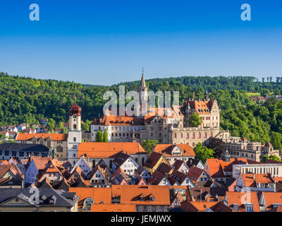 Sigmaringen Castle e la chiesa di San Giovanni Evangelista, il centro storico di Sigmaringen, Alta Svevia, Svevia, Baden-Württemberg, Germania, Europa Foto Stock