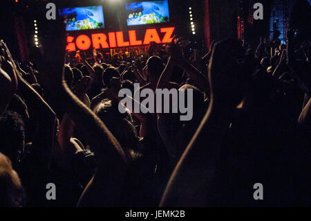 Damon Albarn e stadio di gorillaz gig storico a Damasco in Siria Foto Stock