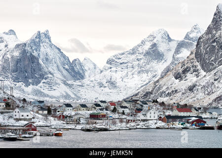 Reine villaggio sulle Isole Lofoten in Norvegia Foto Stock