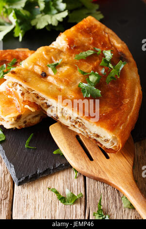 Il cibo dei Balcani: burek con carne di close-up sul tavolo. In verticale Foto Stock