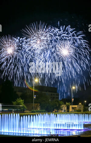 Vivacemente colorati fuochi d'artificio sopra la città e fontane d'acqua durante la International festival dei fuochi d'artificio a Zagabria in Croazia. Foto Stock