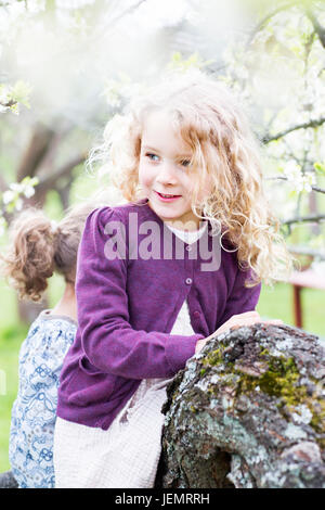 Ragazze vicino all'albero Foto Stock