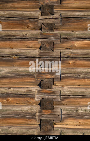 Old Log Cabin Wall Texture. Dark casa rustica parete Log. Orizzontale sfondo con travi di legno. Foto Stock