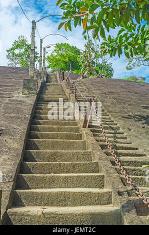 La lunga strada lungo le scale di pietra, tagliati nella roccia Panhalgala, all antica Lankatilaka Vihara Temple, Udunuwara, Sri Lanka. Foto Stock