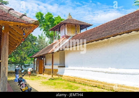 UDUNUWARA, SRI LANKA - Novembre 29, 2016: la passeggiata intorno Embekka Dewalaya Tempio con il vecchio tetto di tegole e la piccola torre, il 29 novembre in Udunuwara. Foto Stock