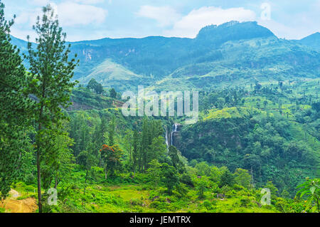 Gli altopiani dello Sri Lanka provincia centrale, coperto da foreste e tea estates, nascondere le scenografiche cascate - Ramboda Falls è il famoso punto di riferimento, l Foto Stock