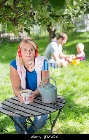 Donna con il resto in giardino Foto Stock