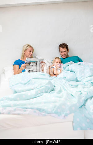 Famiglia nel letto Foto Stock