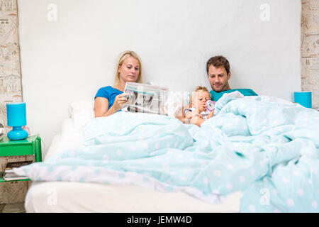 Famiglia nel letto Foto Stock