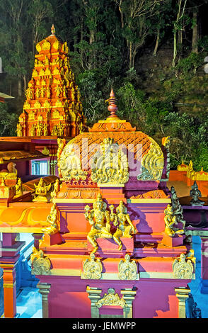 Il vimanam shikhara e torri di Seetha Amman tempio indù di illuminazione serale, Seetha Eliya, Nuwara Eliya, Sri Lanka. Foto Stock