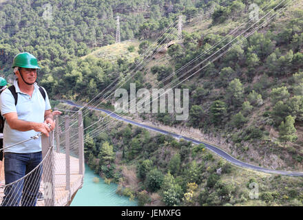 Gli escursionisti a piedi lungo le passerelle di legno della gola di Los Gaitanes, Il Caminito del Rey, Malaga, Spagna Foto Stock