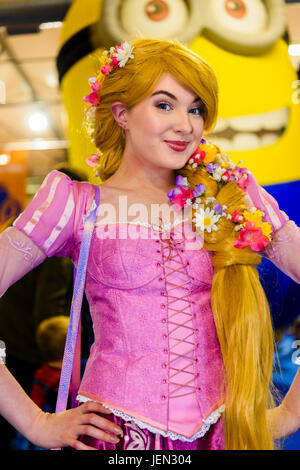 Donna vestita come Rapunzel Foto stock - Alamy