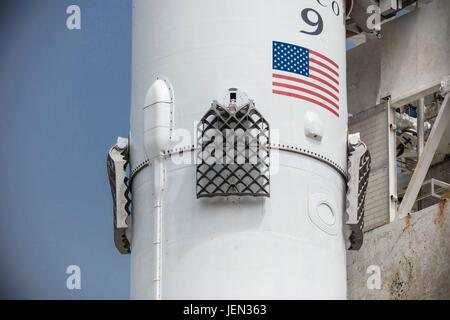Base aerea di Vandenberg, California, Stati Uniti d'America. Il 25 giugno, 2017. La SpaceX Falcon 9 rocket è pronta per sollevare portando dieci iridio satelliti per le comunicazioni per la distribuzione nello spazio dalla base aerea di Vandenberg 24 Giugno 2017 nei pressi di Lompoc, California. In seguito al lancio del Falcon prima fase booster è tornato a terra con successo di atterraggio su una piattaforma di recupero nell'Oceano Pacifico. Credito: Planetpix/Alamy Live News Foto Stock