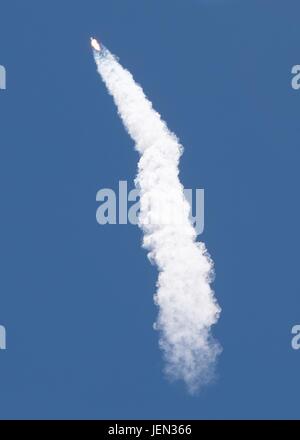 Base aerea di Vandenberg, California, Stati Uniti d'America. Il 25 giugno, 2017. La SpaceX Falcon 9 rocket di blasti nel cielo che trasportano dieci iridio satelliti per le comunicazioni per la distribuzione nello spazio dalla base aerea di Vandenberg 25 Giugno 2017 nei pressi di Lompoc, California. In seguito al lancio del Falcon prima fase booster è tornato a terra con successo di atterraggio su una piattaforma di recupero nell'Oceano Pacifico. Credito: Planetpix/Alamy Live News Foto Stock