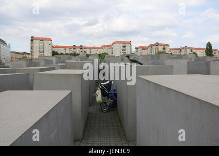 Berlino, Germania. Il 26 giugno 2017. Persone godetevi il sole estivo sulle pietre di sgancio del Monumento all'assassinato ebrei di Europa dai nazisti a Berlino Credito: amer ghazzal/Alamy Live News Foto Stock