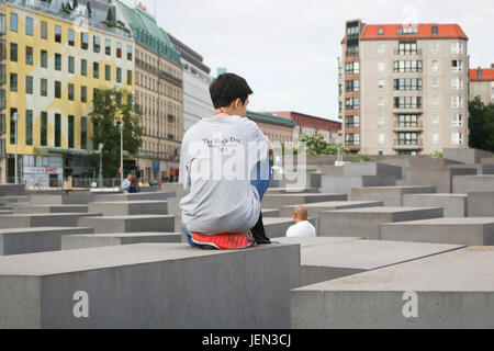 Berlino, Germania. Il 26 giugno 2017. Persone godetevi il sole estivo sulle pietre di sgancio del Monumento all'assassinato ebrei di Europa dai nazisti a Berlino Credito: amer ghazzal/Alamy Live News Foto Stock