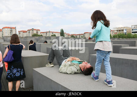 Berlino, Germania. Il 26 giugno 2017. Persone godetevi il sole estivo sulle pietre di sgancio del Monumento all'assassinato ebrei di Europa dai nazisti a Berlino Credito: amer ghazzal/Alamy Live News Foto Stock