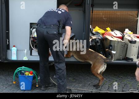 Ufficiali dal belga e tedesca le forze di polizia utilizzano cani poliziotto per effettuare i controlli sui veicoli che attraversano la frontiera tra i due paesi nei pressi di Aquisgrana, Germania, il 26 giugno 2017. I controlli sono effettuati in vista del prossimo vertice del G20 di Amburgo in un tentativo di impedire l'entrata in Germania di persone che ritiene di essere pronto per l'uso di violenza. Foto: Ralf Roeger/dmp premere/dpa Foto Stock