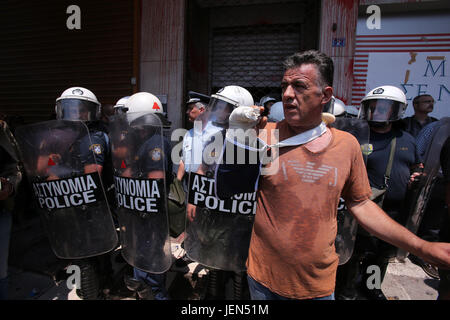 Atene, Grecia. Il 26 giugno, 2017. Un membro della Grecia del personale degli enti locali della federazione europea POE-OTA proteste al di fuori del ministero degli Interni ad Atene, in Grecia, il 26 giugno 2017. Tonnellate di rifiuti si accumulano ad Atene e in altre grandi città come un nazionale di protesta contro i tagli di posti di lavoro chiamato da sindacati rappresentativi comunali lavoratori servizi igienici è entrato nella sua seconda settimana lunedì. Credito: Marios Lolos/Xinhua/Alamy Live News Foto Stock