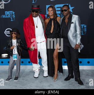 Cantante Bobby Brown, moglie Alicia Etheredge Sons Cassius Brown Bobby Brown Jr. Partecipa 2017 BET Awards Microsoft Square Giugno 25,2017 Los Angeles, California. Foto Stock