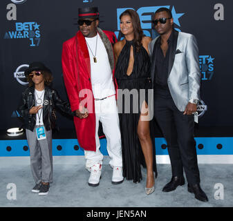 Cantante Bobby Brown, moglie Alicia Etheredge Sons Cassius Brown Bobby Brown Jr. Partecipa 2017 BET Awards Microsoft Square Giugno 25,2017 Los Angeles, California. Foto Stock