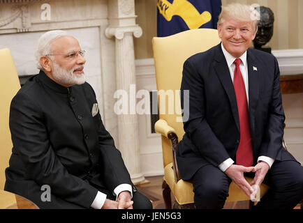 Washington, Stati Uniti d'America. 26 GIU, 2017. Il Presidente degli Stati Uniti, Donald Trump incontra il Primo Ministro indiano Narendra modi nell'Ufficio Ovale della Casa Bianca Giugno 26, 2017 a Washington, DC. Trump e modi sono programmate per fornire dichiarazioni congiunte più tardi oggi a seguito delle loro riunioni. Credito: MediaPunch Inc/Alamy Live News Foto Stock