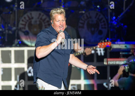 Chicago, Illinois, Stati Uniti d'America. Il 25 giugno, 2017. GARY LEVOX di Rascal Flatts durante il paese LakeShake Music Festival presso Huntington Bank padiglione presso l'Isola del nord a Chicago, Illinois Credit: Daniel DeSlover/ZUMA filo/Alamy Live News Foto Stock