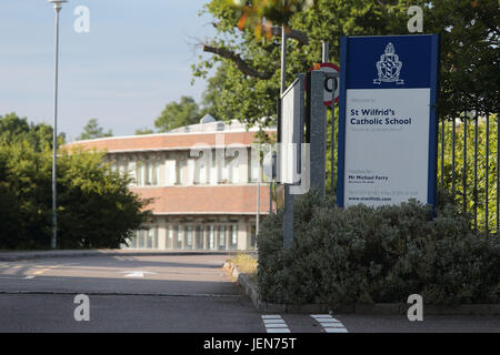 St Wilfrid della scuola cattolica, Crawley West Sussex, Regno Unito. Il 26 giugno, 2017. Presidi stand accusato di cercare di influenzare le elezioni generali attaccando Tory politiche. Le famiglie sono stati inviati una serie di messaggi politici - per posta e sui social media - in vista del voto nazionale il 8 giugno. St Wilfrid la scuola cattolica ha inviato l'anti-Tory tweet. Esso Posted on 21 aprile: 'Che cosa circa istruzione, dei servizi di salute mentale, la NHS, assistenza sociale, ancora votare conservatore?' Credit: Nigel Bowles/Alamy Live News Foto Stock