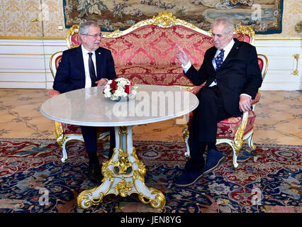 Il presidente ceco Zeman (destra) parla con il Presidente austriaco Alexander Van der Bellen durante la sua visita ufficiale al Castello di Praga a Praga, nella Repubblica ceca il 27 giugno 2017. (CTK foto/Vondrous Romano) Foto Stock