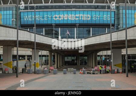 Londra, Regno Unito. Il 27 giugno 2017. Barriere di sicurezza installati presso lo Stadio di Wembley dopo il recente attacco terroristico nel Regno Unito . Il cantante Adele è dovuta a giocare presso lo stadio per la finale quattro notti del suo tour mondiale tra il 28 giugno - 2 luglio 2017. :Credit claire doherty Alamy/Live News. Foto Stock