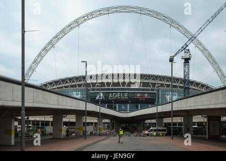 Londra, Regno Unito. Il 27 giugno 2017. Barriere di sicurezza installati presso lo Stadio di Wembley dopo il recente attacco terroristico nel Regno Unito . Il cantante Adele è dovuta a giocare presso lo stadio per la finale quattro notti del suo tour mondiale tra il 28 giugno - 2 luglio 2017. :Credit claire doherty Alamy/Live News. Foto Stock