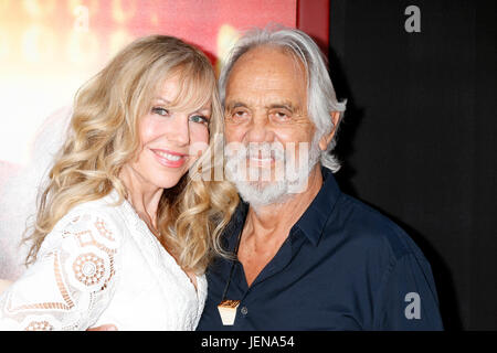 Hollywood, CA. Il 26 giugno, 2017. Shelby Chong, Tommy Chong che frequentano la casa Premiere al cinese TCL teatro IMAX in Hollywood, la California il 26 giugno 2017. Credito: David Edwards/media/punzone Alamy Live News Foto Stock